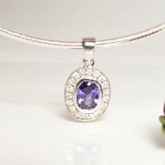 Fint silver halsband med hänge och mörk lila och klara cubic zirkonia