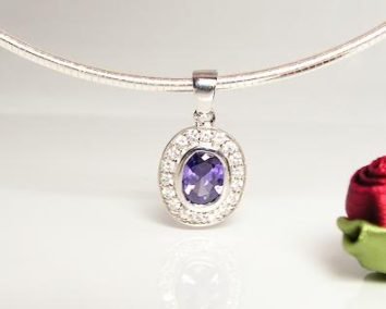 Fint silver halsband med hänge och mörk lila och klara cubic zirkonia