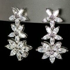 Glamorösa vitguldpläterad blomma örhängen med glittrande cubic zirkonia