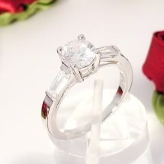 Silver ring med glittrande klara cubic zirconia