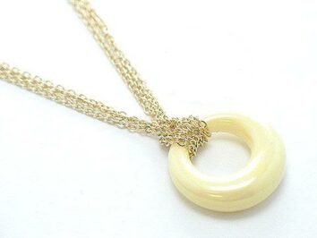 Fint halsband med cirkel i elfenben imitation