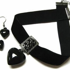 Charmigt smyckeset med hjärtar och svarta austrian crystals