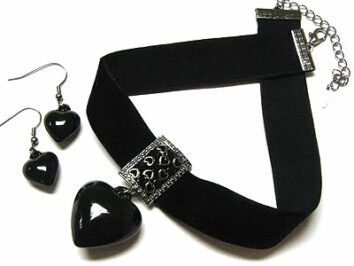 Charmigt smyckeset med hjärtar och svarta austrian crystals