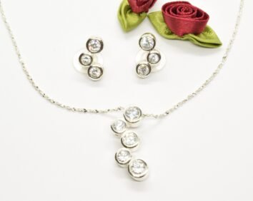 Stiligt smyckeset med vackra Austrian crystals.