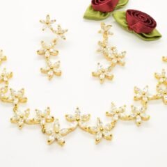 Exklusivt guldpläterad smyckeset med cubic zirkonia i blomma design.