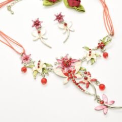 Sött smyckeset med blommor, fjärilar och vackra röda gnistrande kristaller